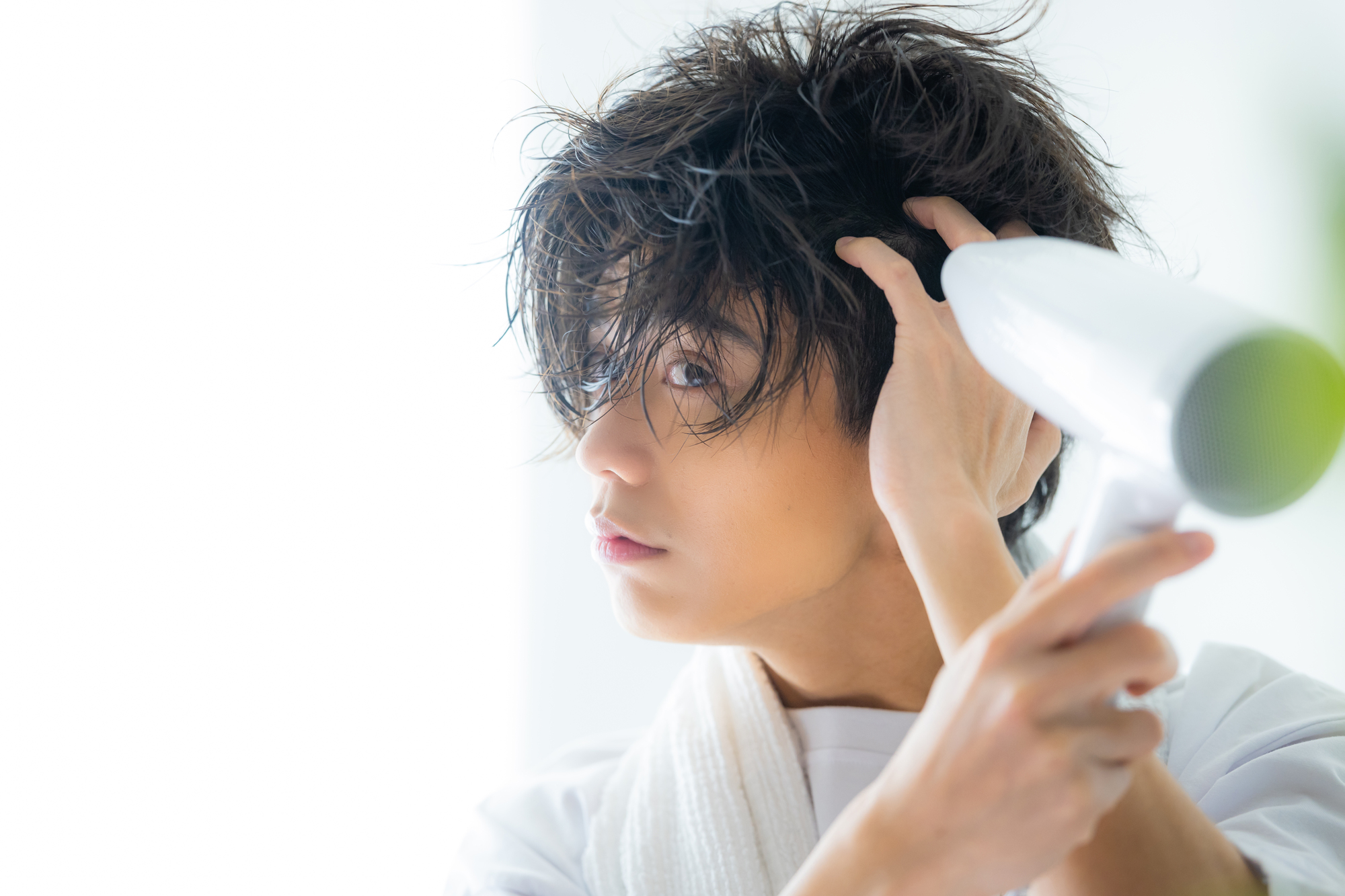 ドライヤーがフケの原因？「頭皮を守る」正しい乾かし方と対策を解説