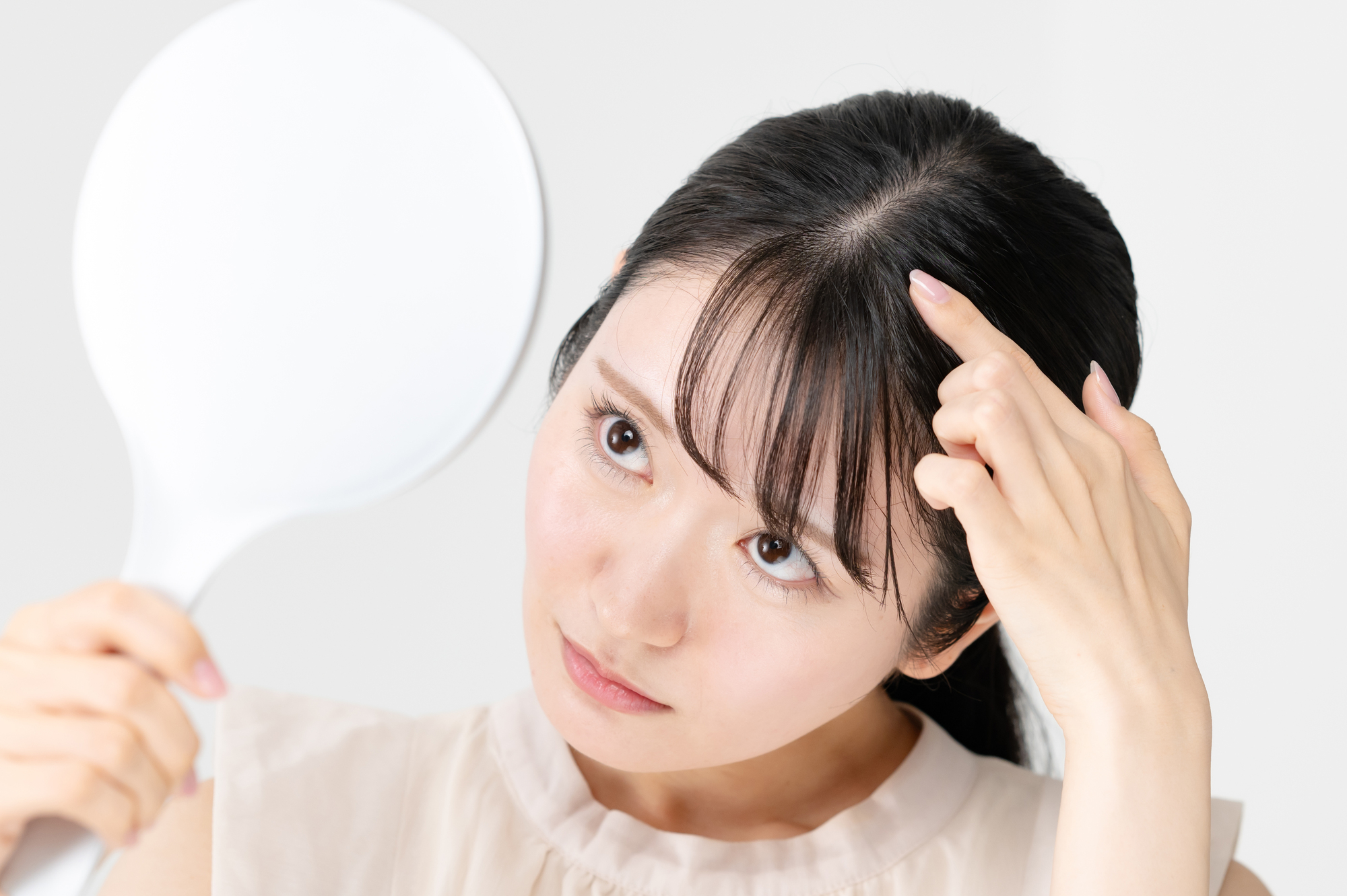 女性の前髪・分け目が薄い原因とは？薄毛の改善対策と目立たない隠し方
