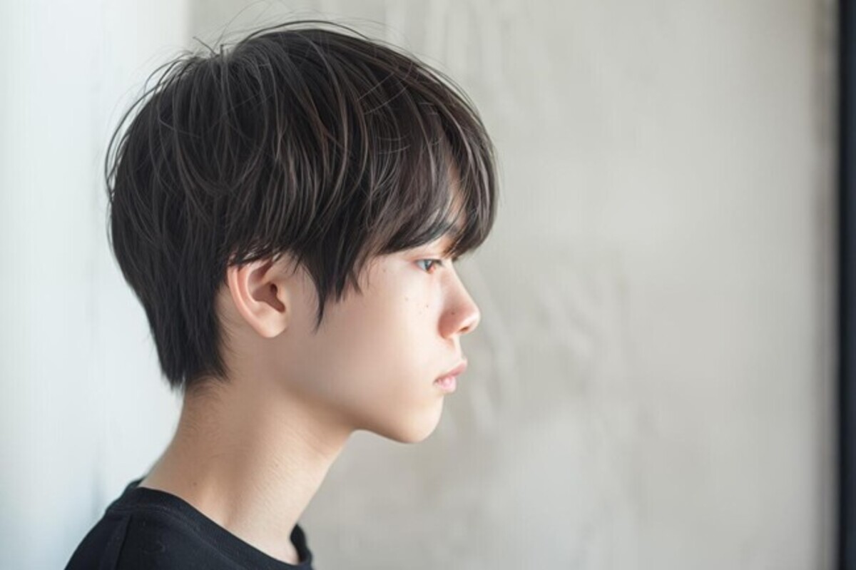 トップに立体感のあるレイヤーカットの男性の髪型