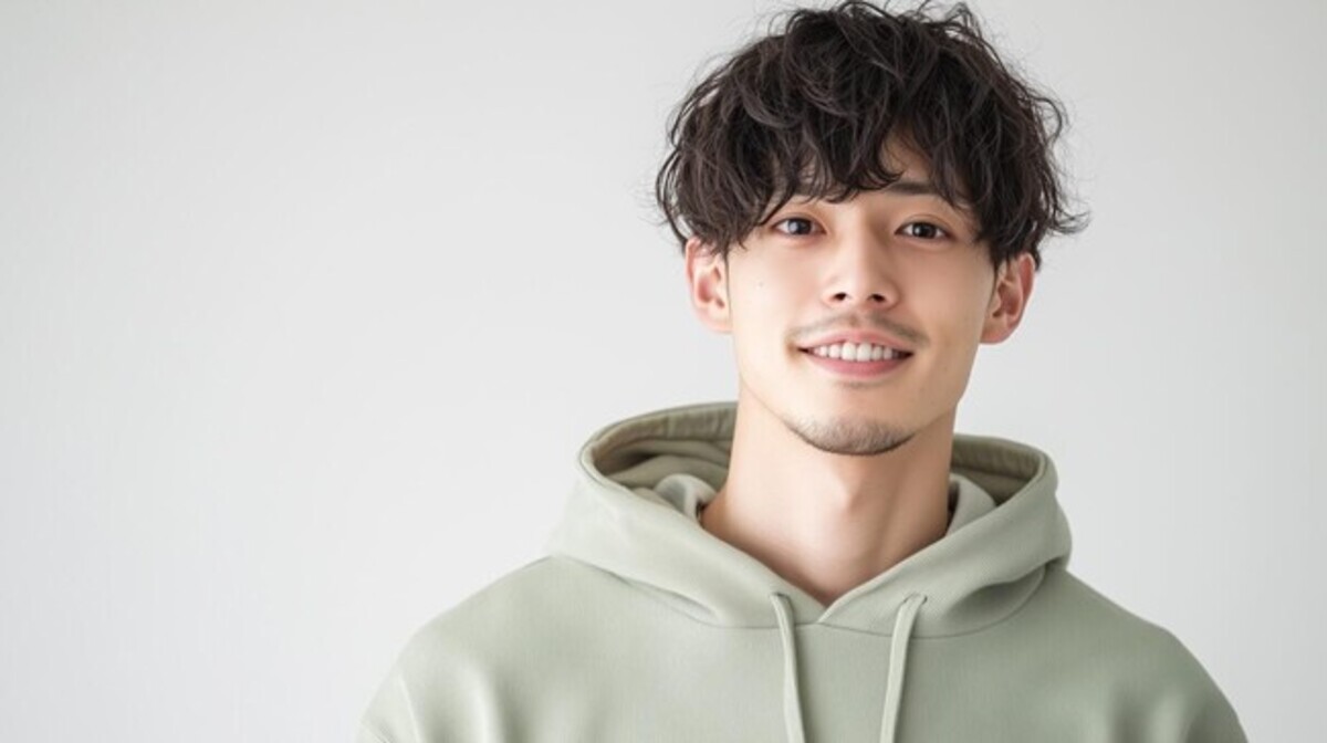 パーマで根元からボリュームを出した男性の髪型